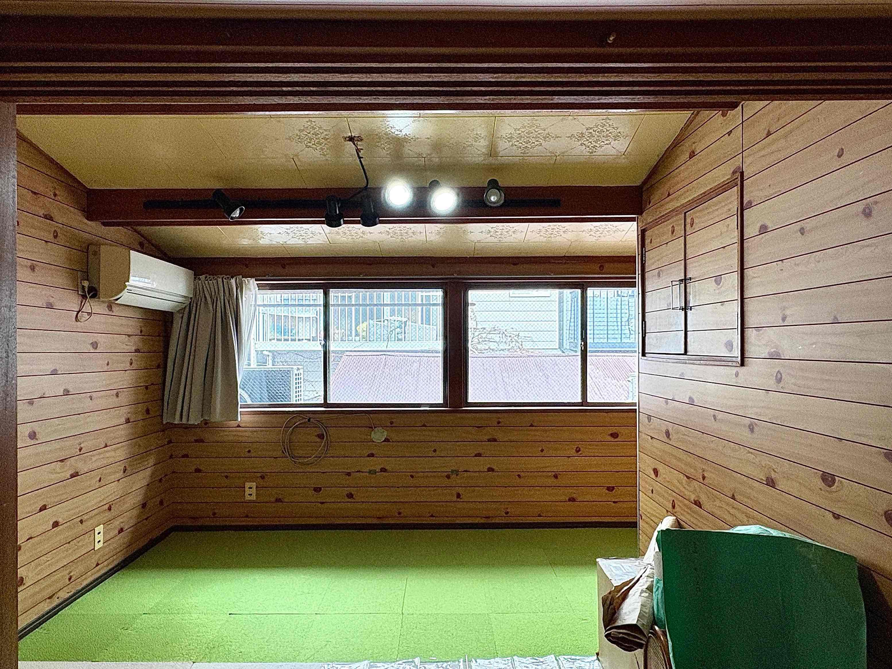 京都市上京区上立売東町29の賃貸物件/北側｜カラフルなマットが敷かれていますが簡単に剝がせます。ただ1階への防音対策は必須ですのでご留意ください。