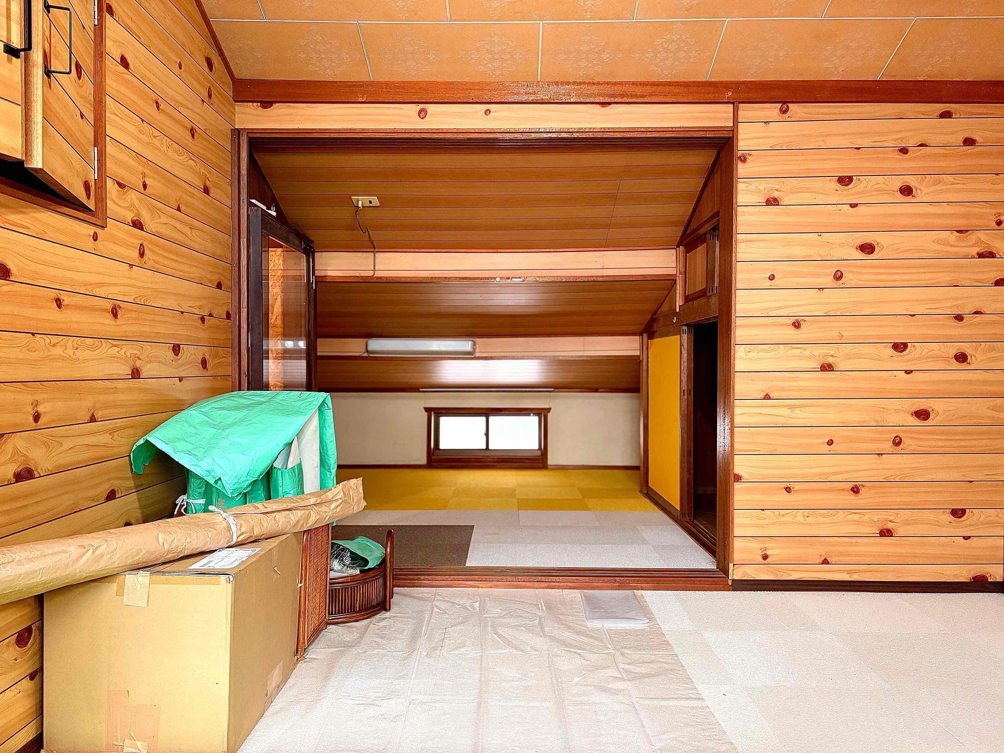 京都市上京区上立売東町29の賃貸物件/南側｜段々と折り重なるように連なる勾配天井が印象的な空間