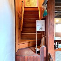 京都市上京区上立売東町29の賃貸物件/少し角度はありますが、1階店内にあるこの階段を上がって右手が今回の区画