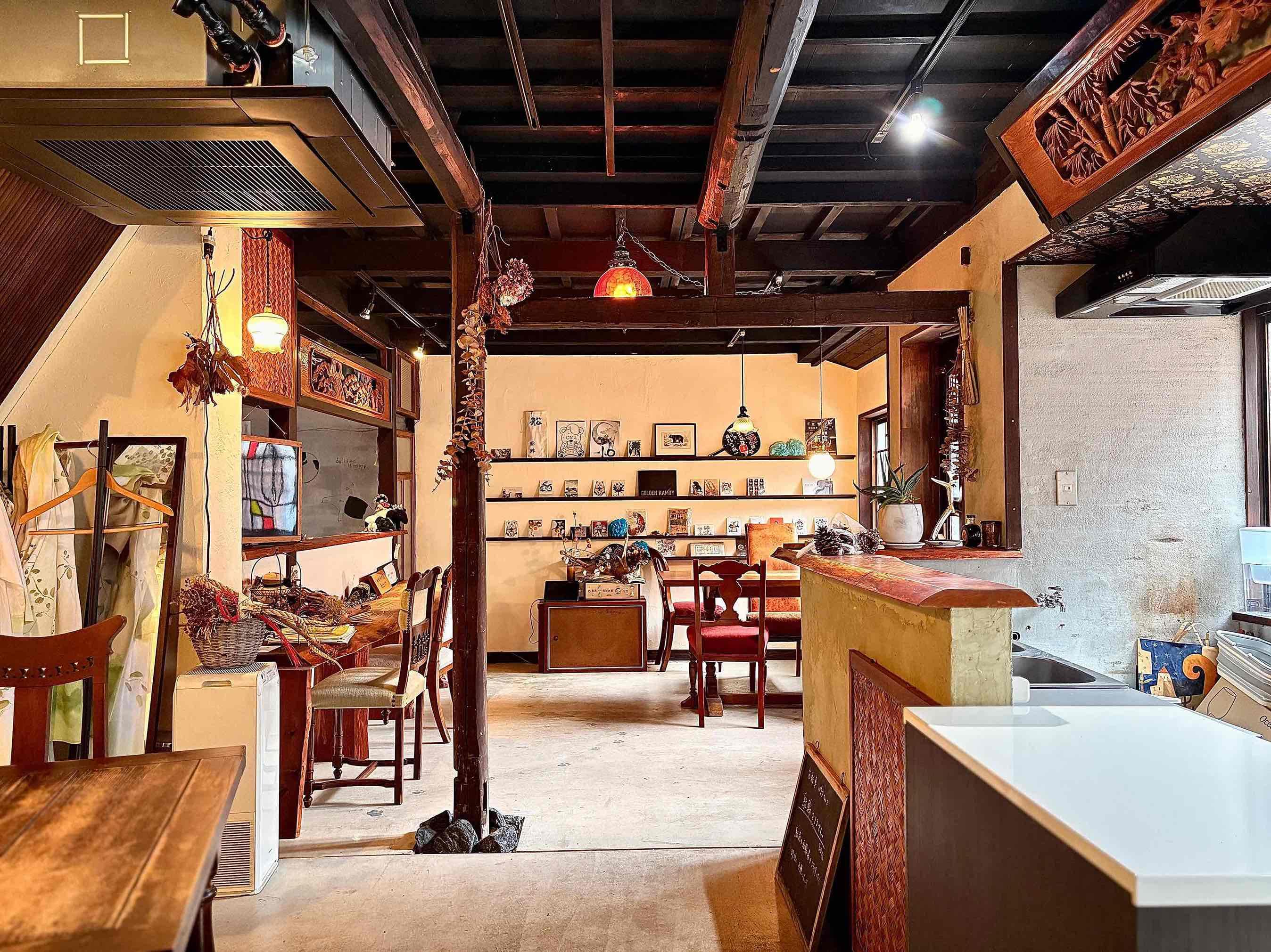 京都市上京区上立売東町29の賃貸物件/壁面にはジビエ関連の小物がディスプレイされています