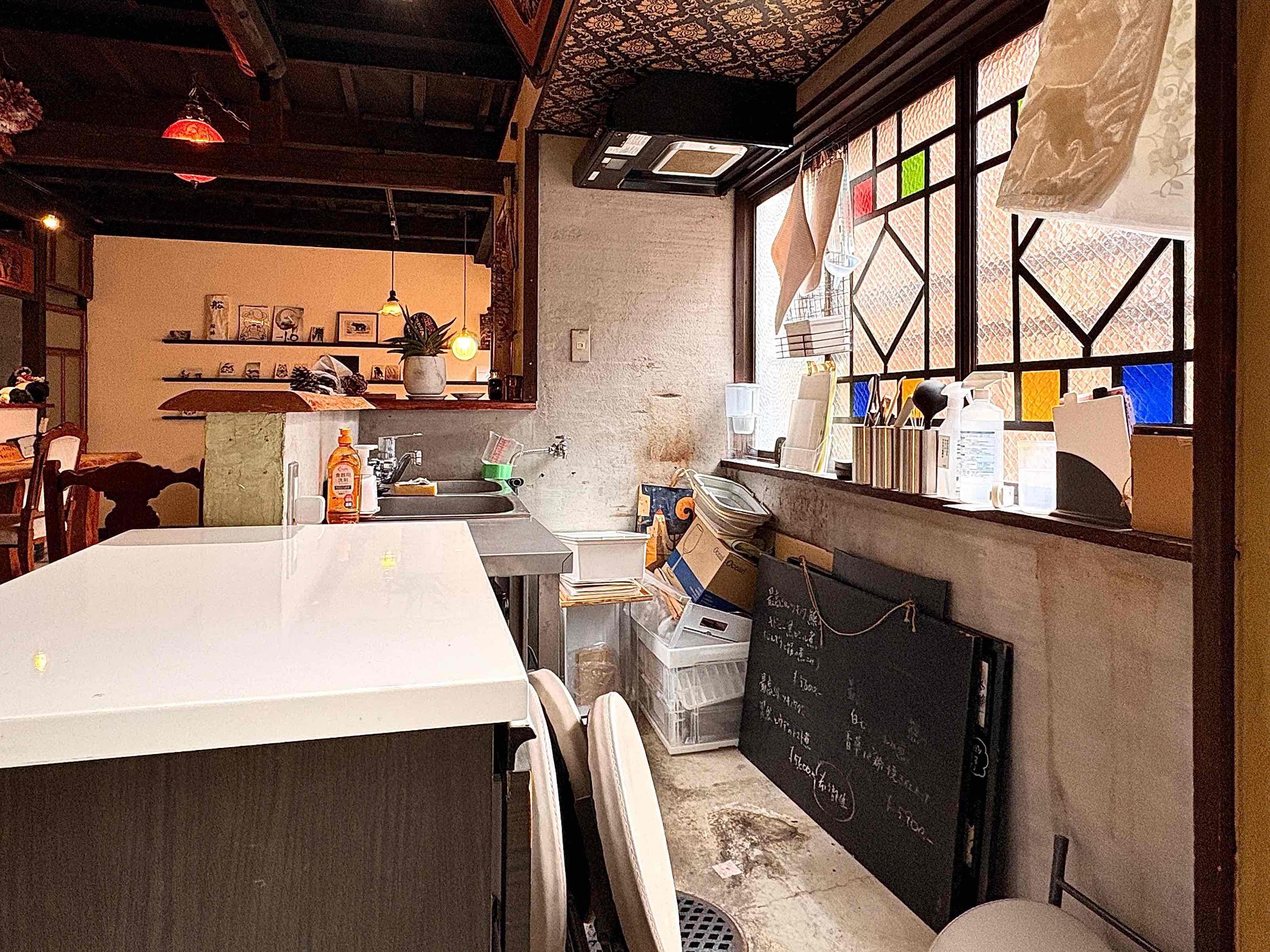 京都市上京区上立売東町29の賃貸物件/キッチンは入口横のコンパクトなスペース。冷蔵庫やコンロを持ってくると少しタイトになりそうですが、軽飲食なら十分なスペースかと思います