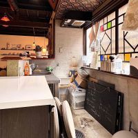 京都市上京区上立売東町29の賃貸物件/キッチンは入口横のコンパクトなスペース。冷蔵庫やコンロを持ってくると少しタイトになりそうですが、軽飲食なら十分なスペースかと思います