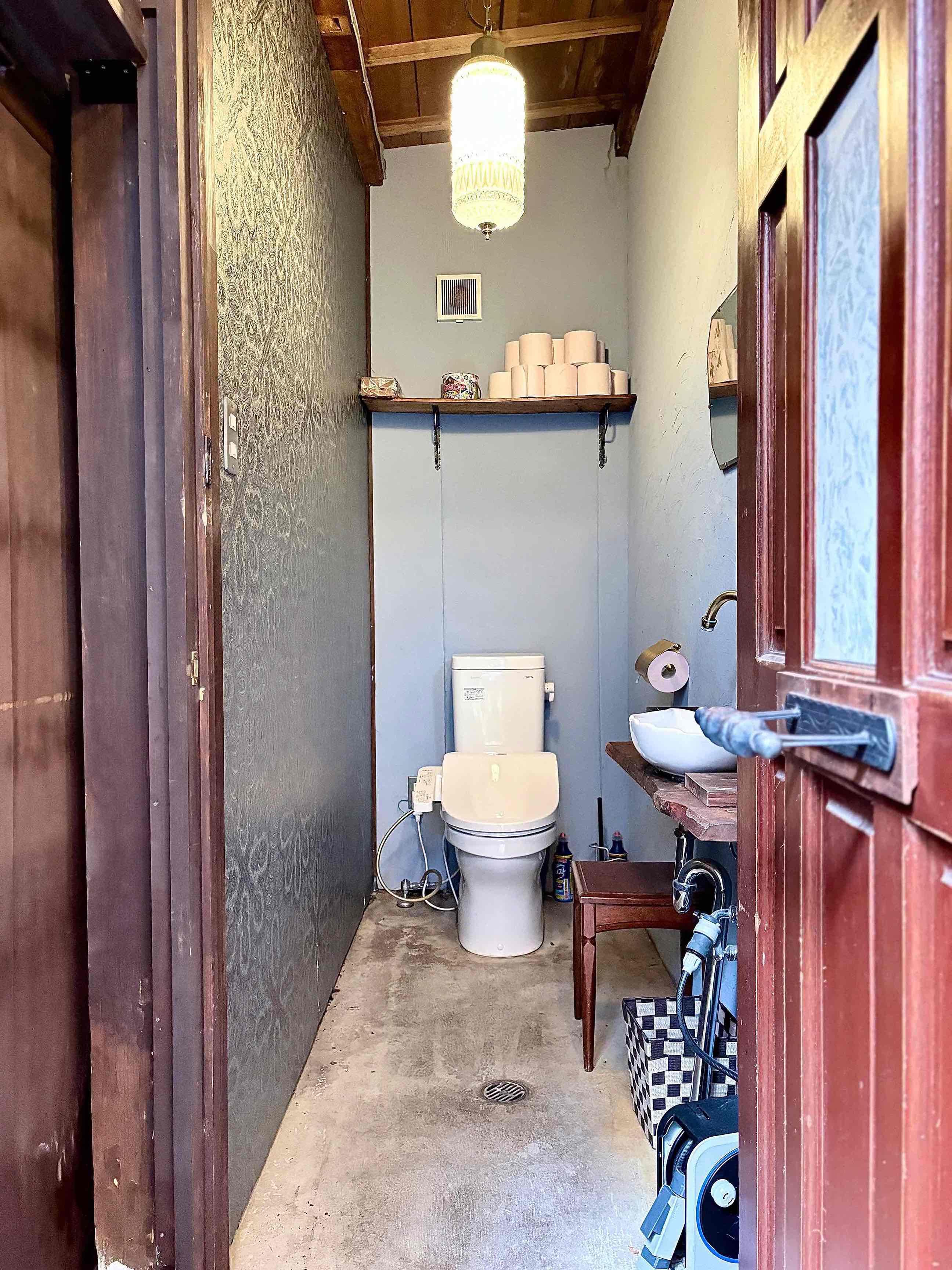 京都市上京区上立売東町29の賃貸物件/共用トイレはノックされても届かない奥行き