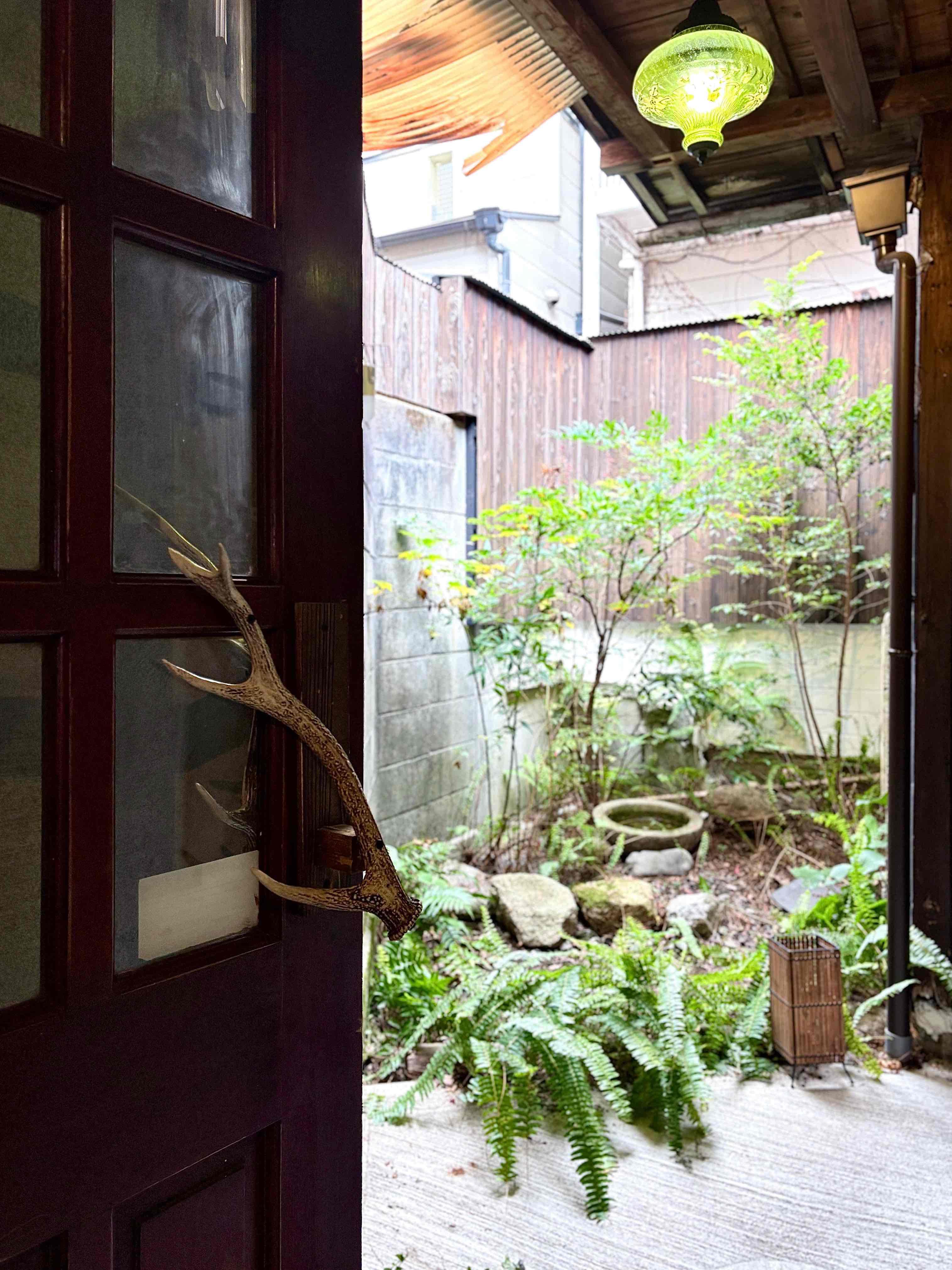 京都市上京区上立売東町29の賃貸物件/1階共用庭の様子。随所にジビエ料理店を営む貸主さんならではのセンスが光ります