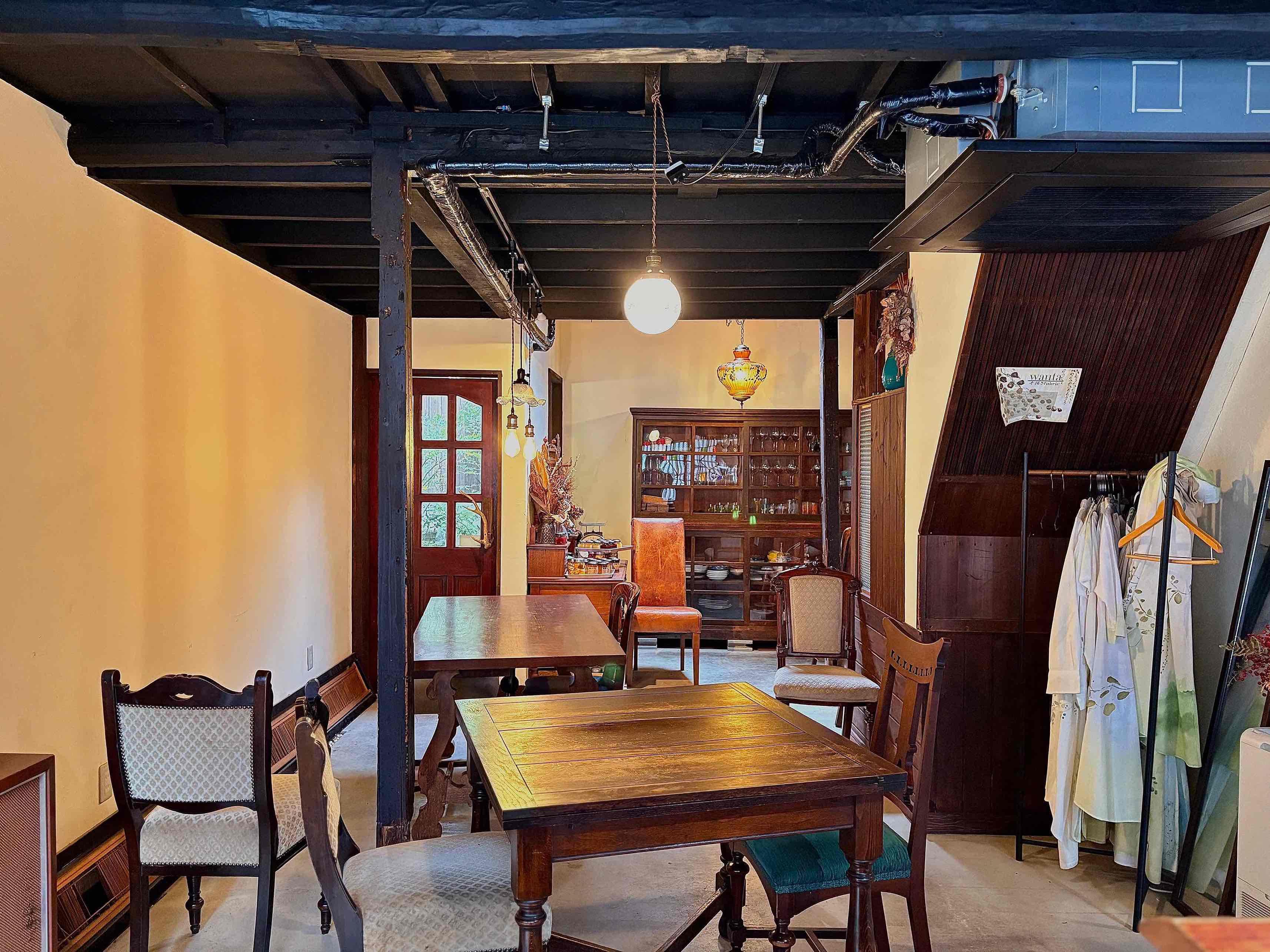 京都市上京区上立売東町29の賃貸物件/テーブルは4人掛け&times;2、2人掛け&times;1。更にカウンターもあります。