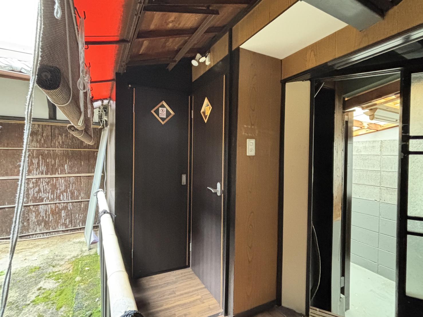 京都市左京区新間之町通二条下る頭町346の賃貸物件/1F | 半屋外の通路。トイレと浴室はこちらにあります。