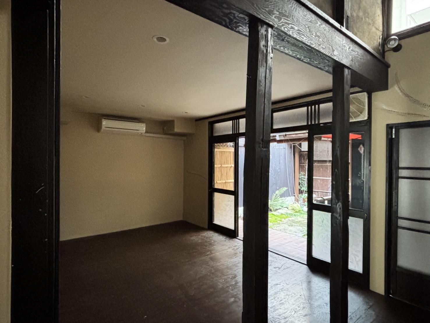 京都市左京区新間之町通二条下る頭町346の賃貸物件/1F | 奥の客席想定スペース。庭に面しています。