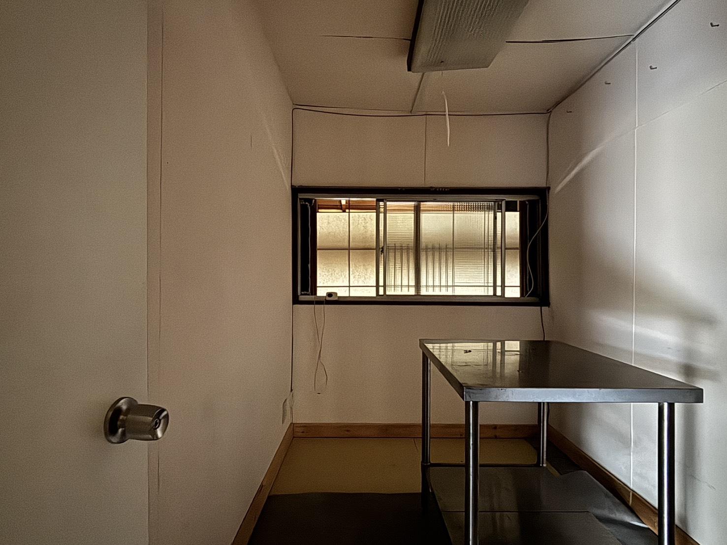 京都市左京区新間之町通二条下る頭町346の賃貸物件/2F | コンパクトな個室。移動式の調理台が1台残っています。