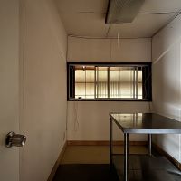 京都市左京区新間之町通二条下る頭町346の賃貸物件/2F | コンパクトな個室。移動式の調理台が1台残っています。