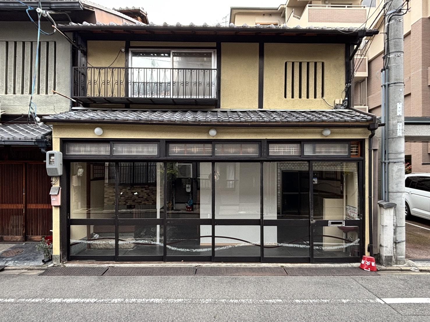 京都市左京区新間之町通二条下る頭町346の賃貸物件/1F | 正面外観。ガラス面が大きく、前面道路からも内部の様子が良くうかがえる状態。