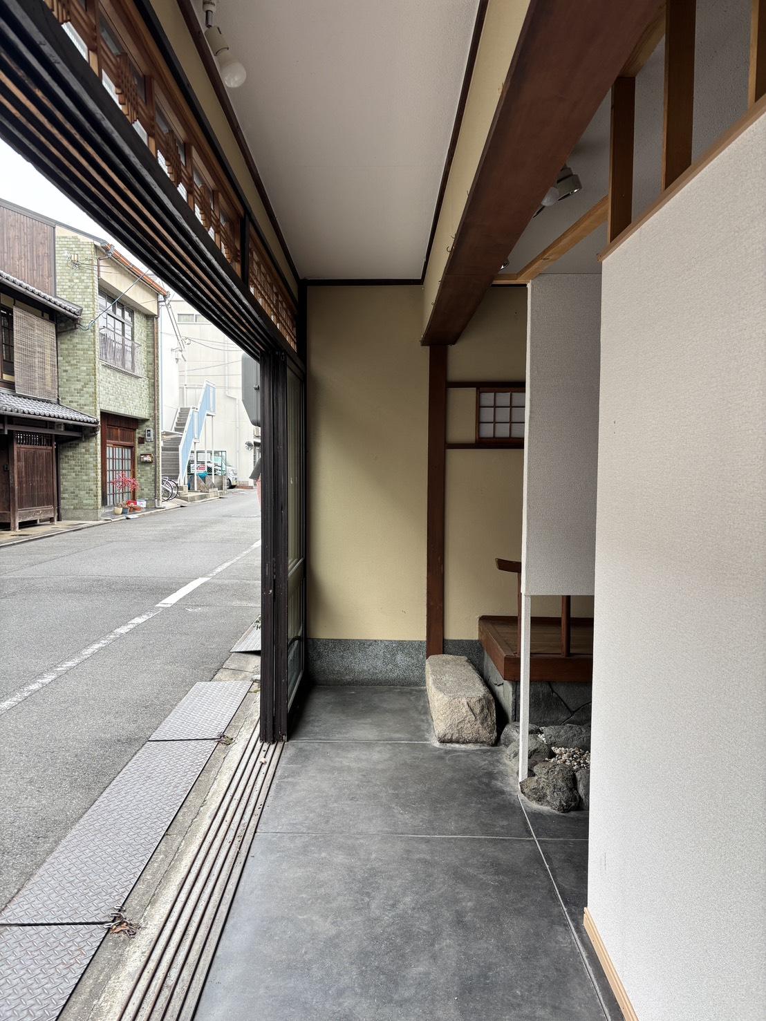 京都市左京区新間之町通二条下る頭町346の賃貸物件/1F | 入口足元の石組み。以前の設えが残ります。