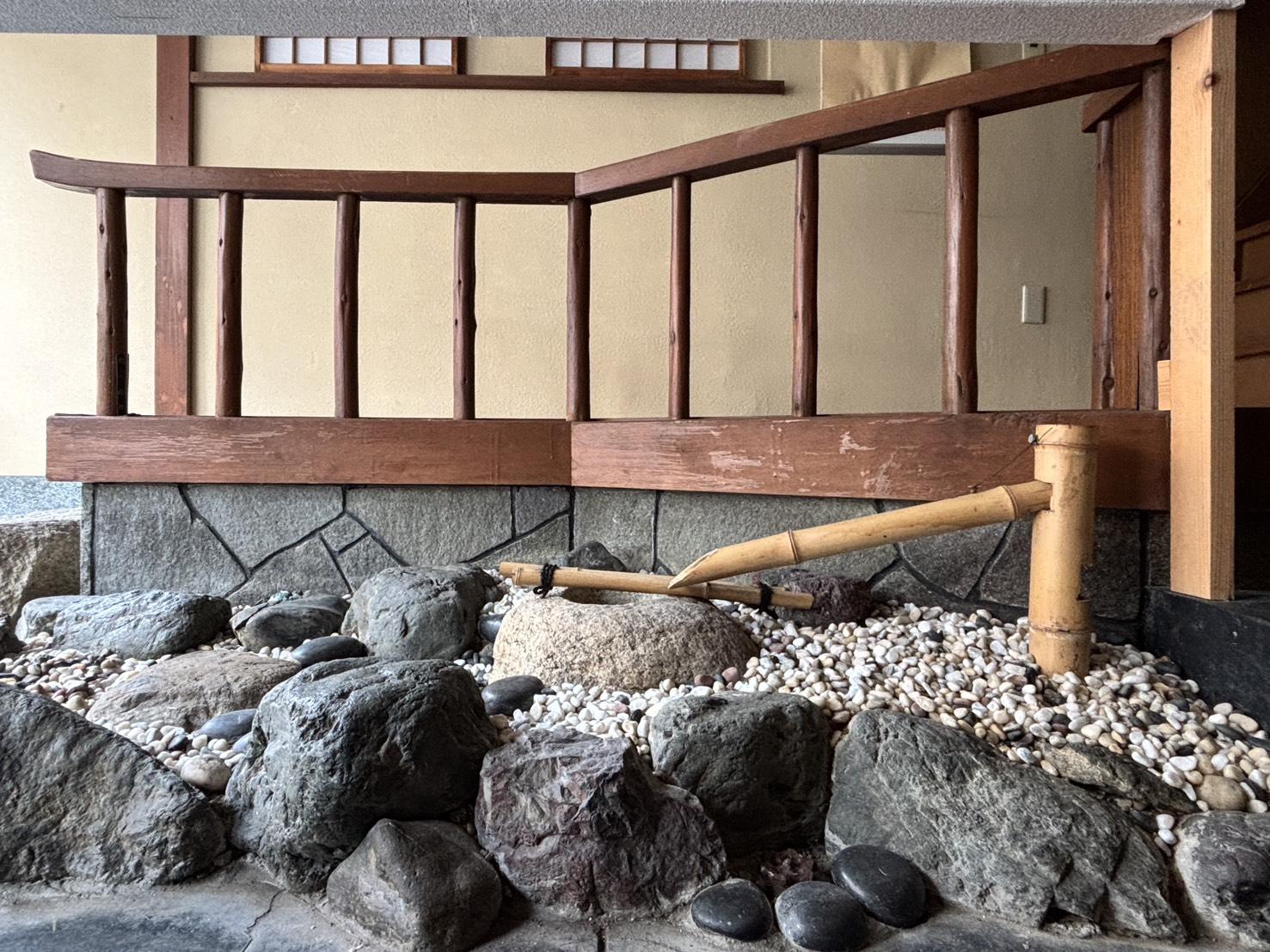 京都市左京区新間之町通二条下る頭町346の賃貸物件/1F | 入口脇の石組みとししおどし。和の意匠が残されています。