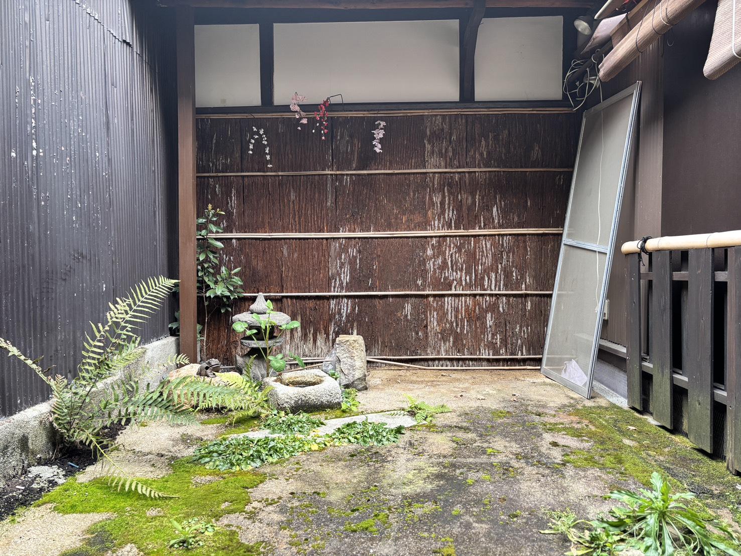 京都市左京区新間之町通二条下る頭町346の賃貸物件/1F | 奥の庭。コンパクトながら視覚が広がる。