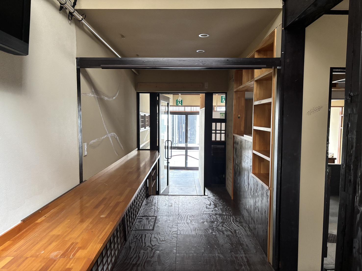 京都市左京区新間之町通二条下る頭町346の賃貸物件/1F | カウンター越しに入口方向を見る。