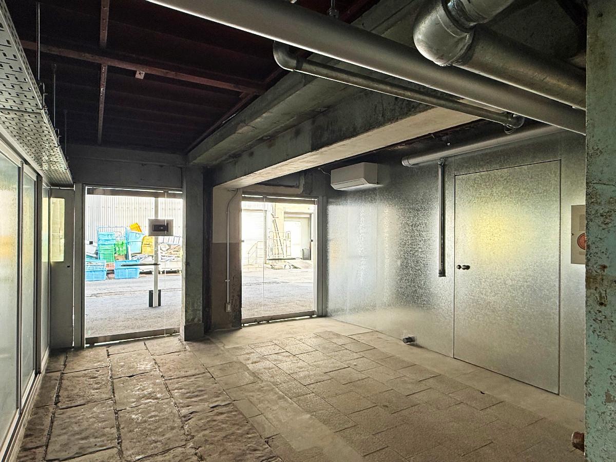 京都市下京区朱雀宝蔵町56の賃貸物件/1階エントランスを中から望む。エントランスを入って写真右手の扉が1階テナント部分の入り口となります