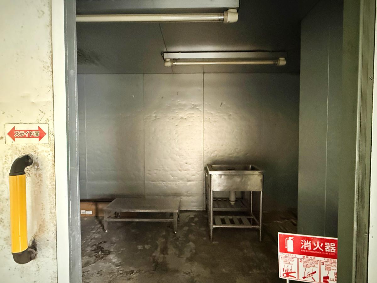 京都市下京区朱雀宝蔵町56の賃貸物件/冷蔵室内観。冷却器は取り除いてあるので、冷蔵室として使うには工事が必要です。倉庫として使っても良さそう