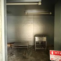京都市下京区朱雀宝蔵町56の賃貸物件/冷蔵室内観。冷却器は取り除いてあるので、冷蔵室として使うには工事が必要です。倉庫として使っても良さそう