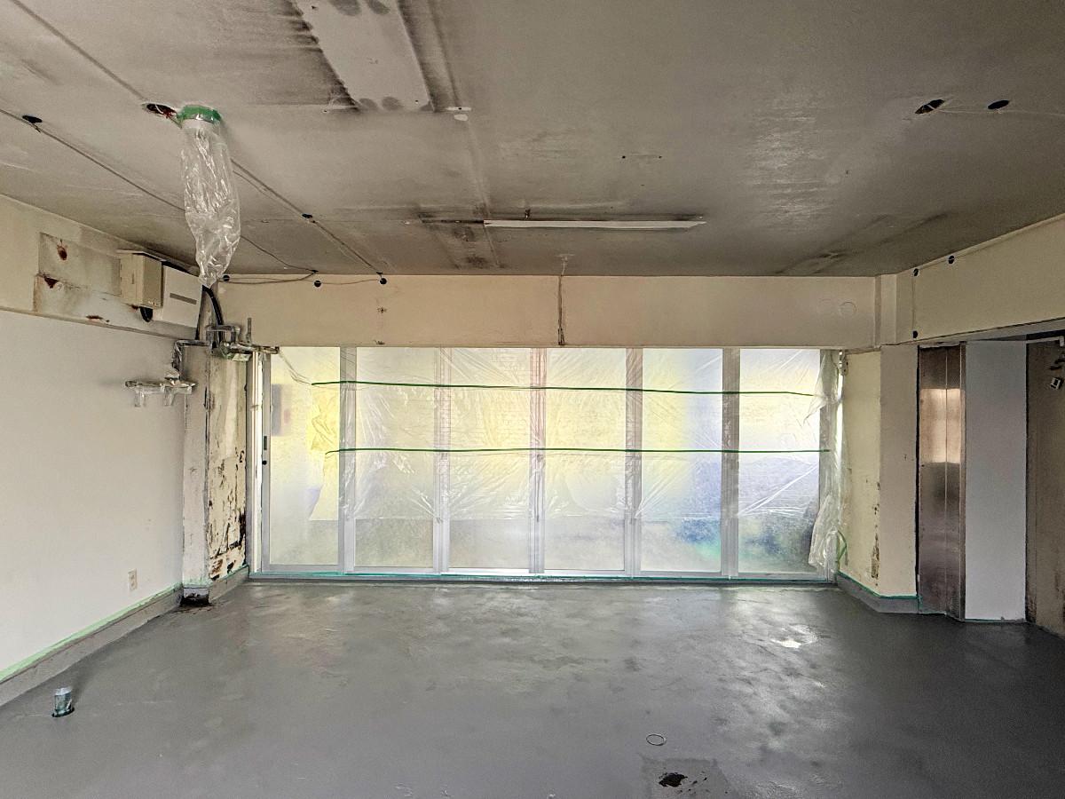 京都市下京区朱雀宝蔵町56の賃貸物件/2階テナント西面。西側は引戸で共用ラウンジと仕切られています