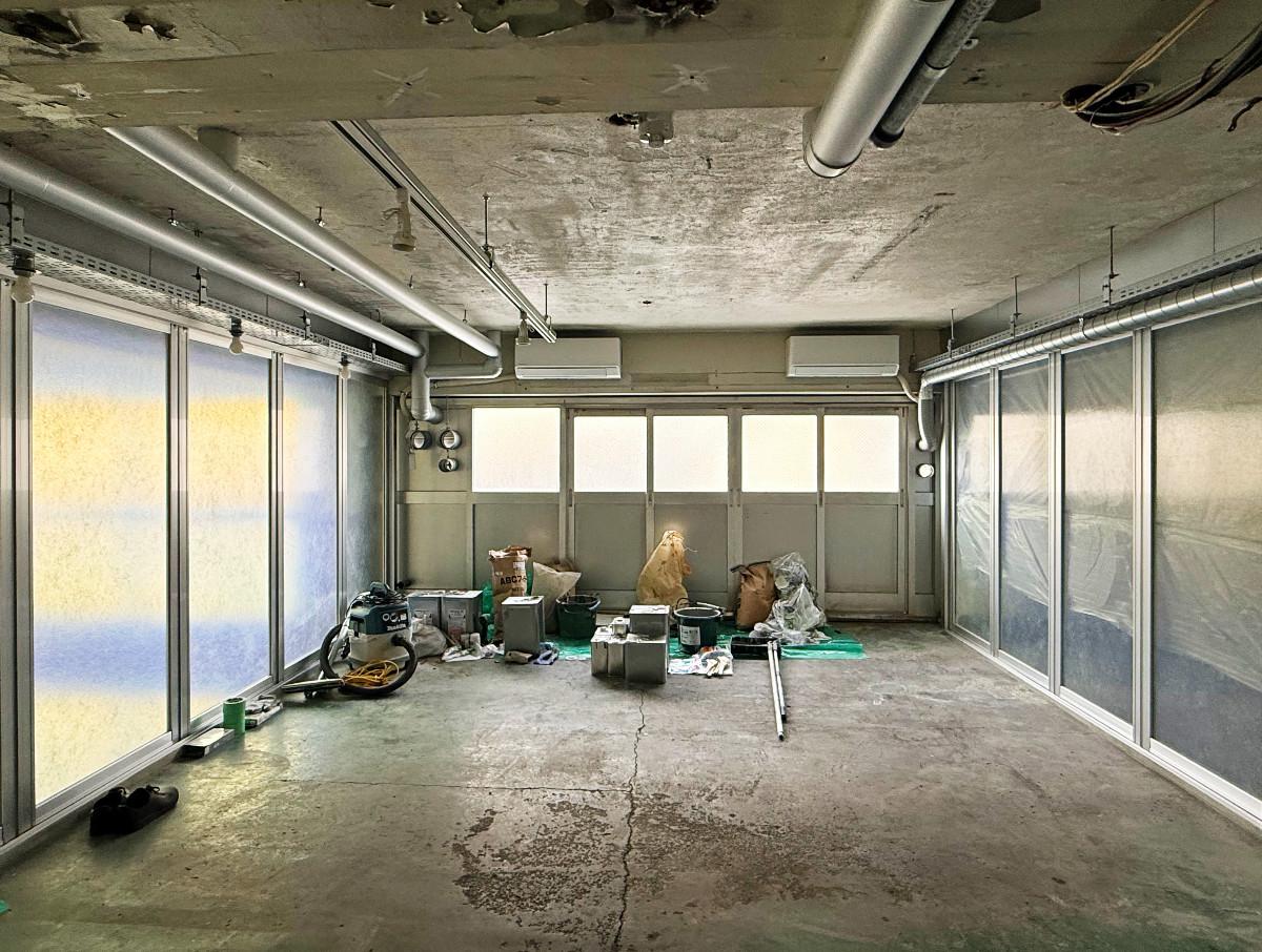 京都市下京区朱雀宝蔵町56の賃貸物件/2階共用ラウンジ。右手がテナント引戸です。正面奥から表に出れます