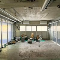 京都市下京区朱雀宝蔵町56の賃貸物件/2階共用ラウンジ。右手がテナント引戸です。正面奥から表に出れます