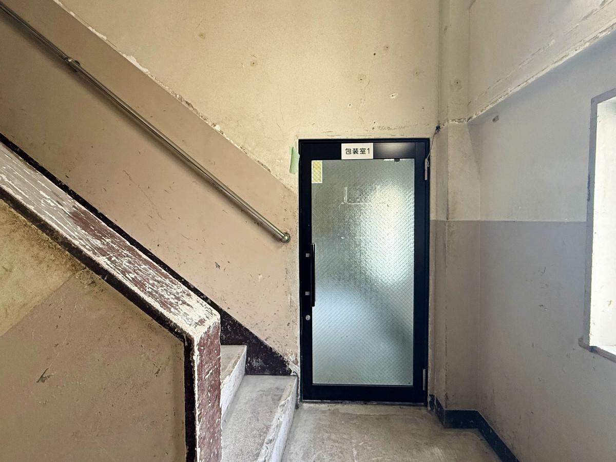 京都市下京区朱雀宝蔵町56の賃貸物件/2階テナント部分入口。2階ですが、階段踊り場に入口があります。