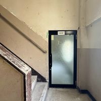 京都市下京区朱雀宝蔵町56の賃貸物件/2階テナント部分入口。2階ですが、階段踊り場に入口があります。