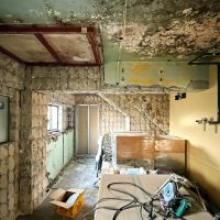 京都市下京区朱雀宝蔵町56の賃貸物件/1階テナント部分全景。床も壁も荒々しい状態なので、土間だけ仕上げて事務所使いも良し