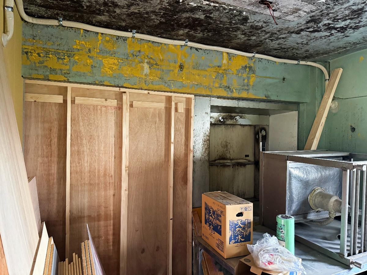 京都市下京区朱雀宝蔵町56の賃貸物件/1階テナント部分。ダムウェーター側