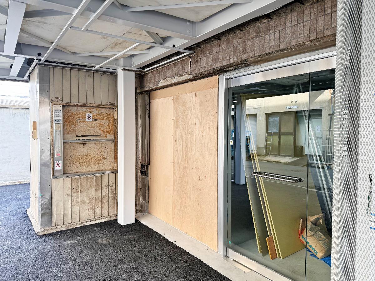京都市下京区朱雀宝蔵町56の賃貸物件/1階テナント部分をエントランスから見る。ダムウェーター部分が飛び出して外部に位置しています