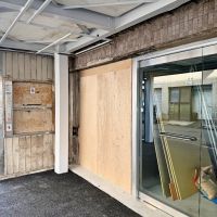 京都市下京区朱雀宝蔵町56の賃貸物件/1階テナント部分をエントランスから見る。ダムウェーター部分が飛び出して外部に位置しています