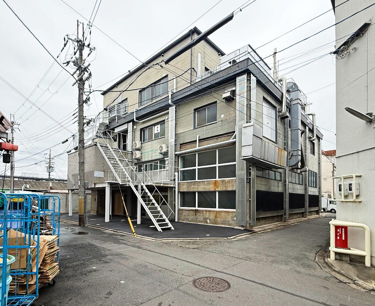 京都市下京区朱雀宝蔵町56の賃貸物件/外観全景（昼間）。食品工場感が色濃く残りながらも、メリハリのある改修をしてかっこよくなっています。丁度お向かいはもやし加工場などがあり、ザ・場外エリアという感じでワクワクします