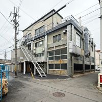 京都市下京区朱雀宝蔵町56の賃貸物件/外観全景（昼間）。食品工場感が色濃く残りながらも、メリハリのある改修をしてかっこよくなっています。丁度お向かいはもやし加工場などがあり、ザ・場外エリアという感じでワクワクします