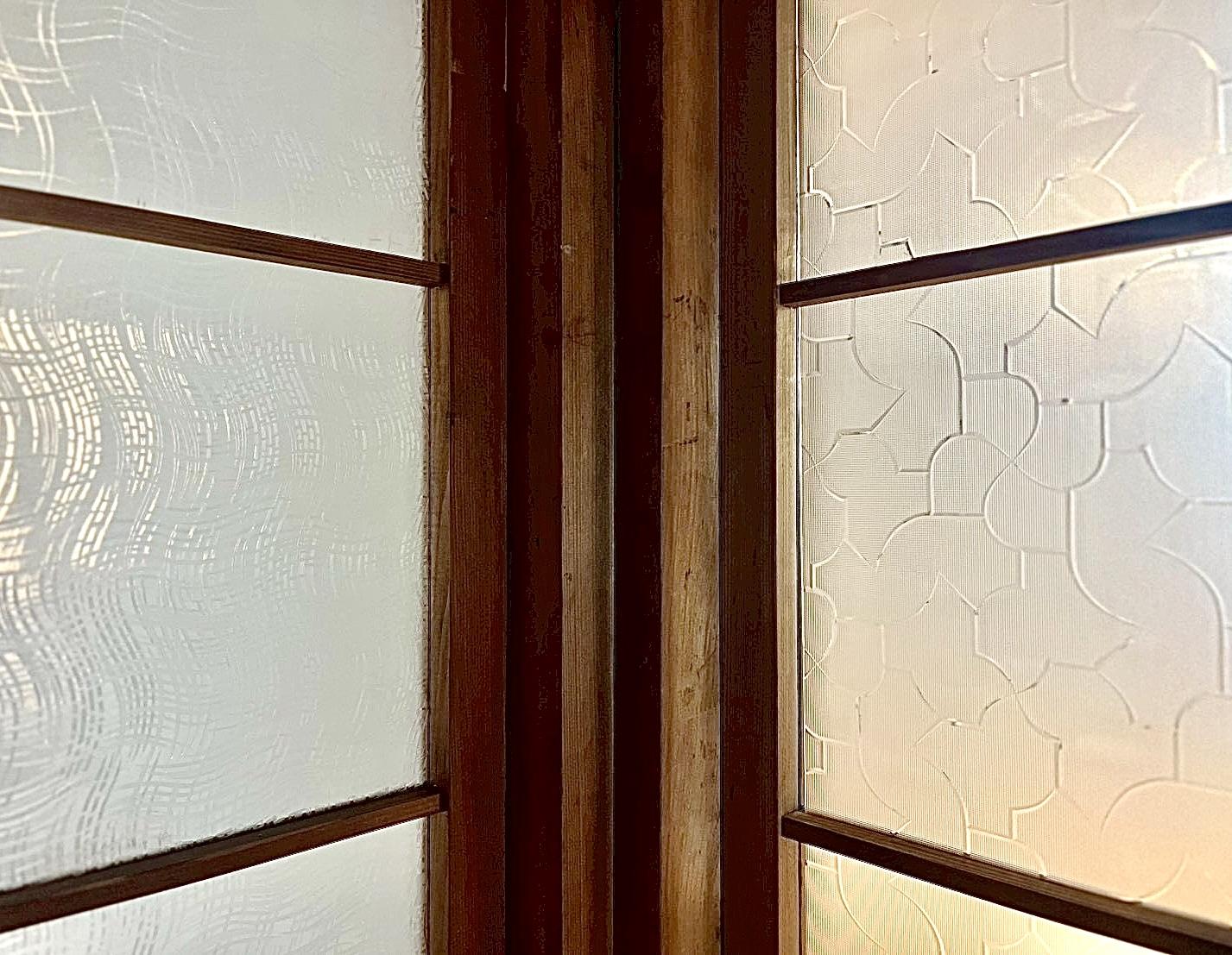 京都市下京区木屋町通六軒上る都市町151番地6の賃貸物件/それぞれ異なるデザインの型ガラスが印象的