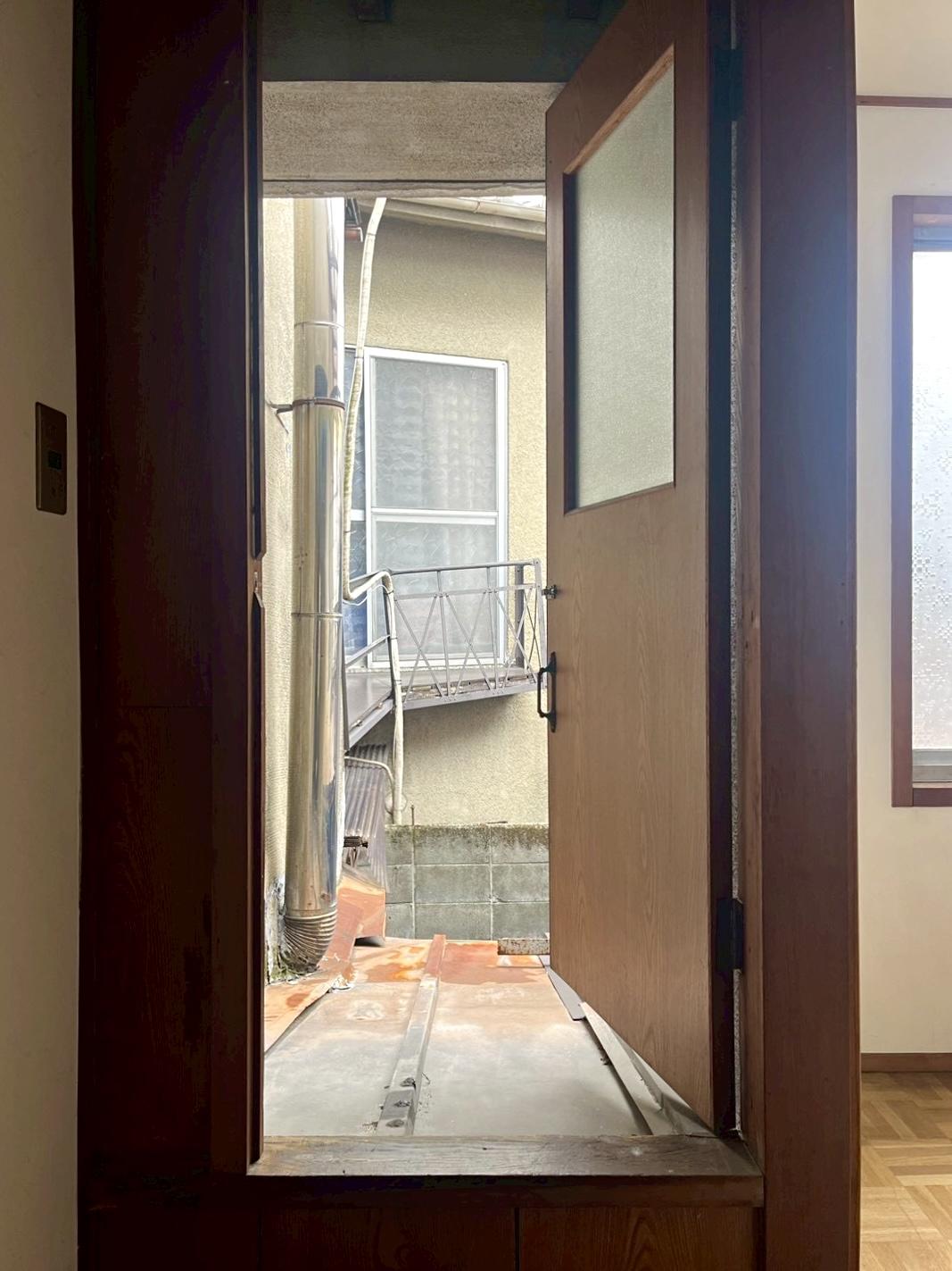 京都市下京区木屋町通六軒上る都市町151番地6の賃貸物件/階段を上がった先のドアを開けるとダイレクトに屋根にでれます