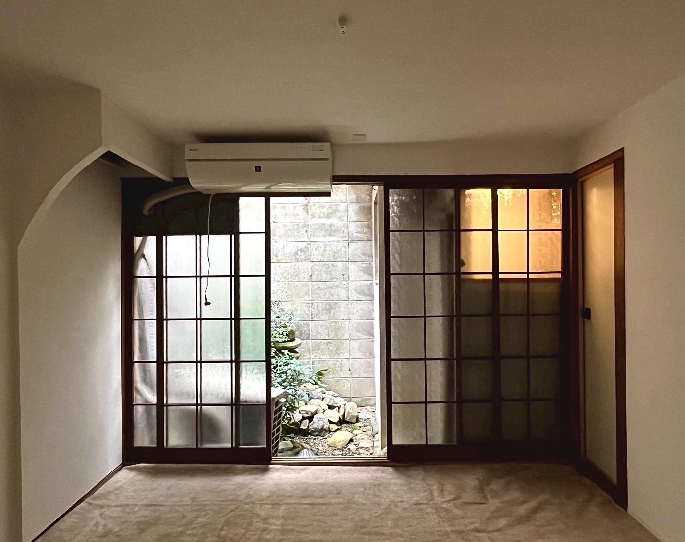 京都市下京区木屋町通六軒上る都市町151番地6の賃貸物件/小さな庭に面する一室。すりガラス越しに光を取り込んでくれる落ち着いた部屋です