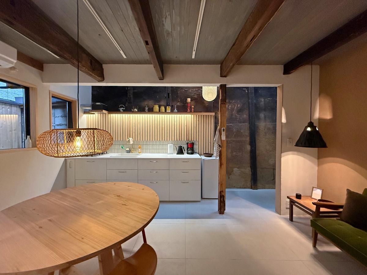 〒600-8141 京都府京都市下京区新日吉町１２４&minus;１０の賃貸物件/LDK全景からキッチンを望む。ポップだけれど暖かい。そして落ち着ける雰囲気が田近に存在しています。とっても魅力的