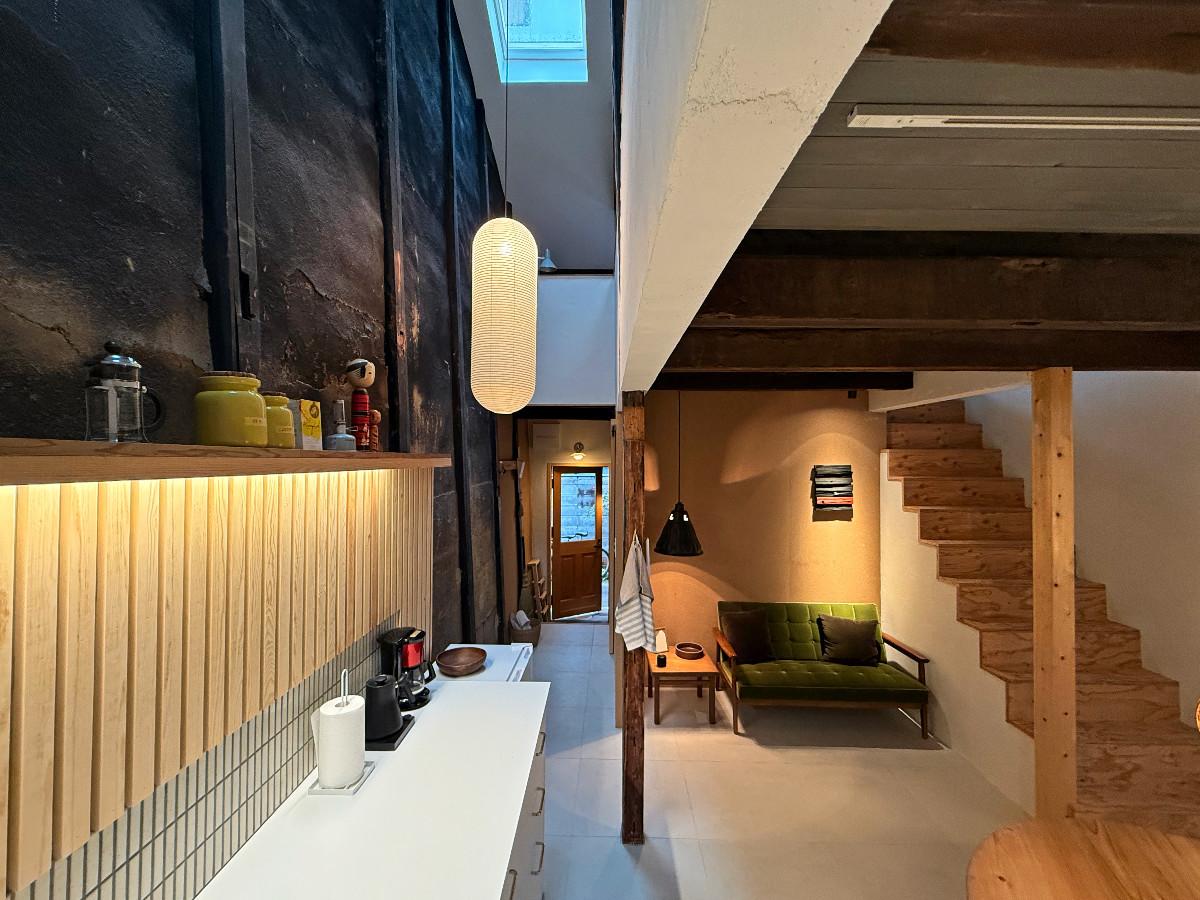 〒600-8141 京都府京都市下京区新日吉町１２４&minus;１０の賃貸物件/LDK吹抜けから玄関方向を望む。連棟長屋の火袋の壁をそのまま生かした迫力の空間。煤けた緩やかな壁の傾きがどこか大自然の岩壁の様で味わい深いです