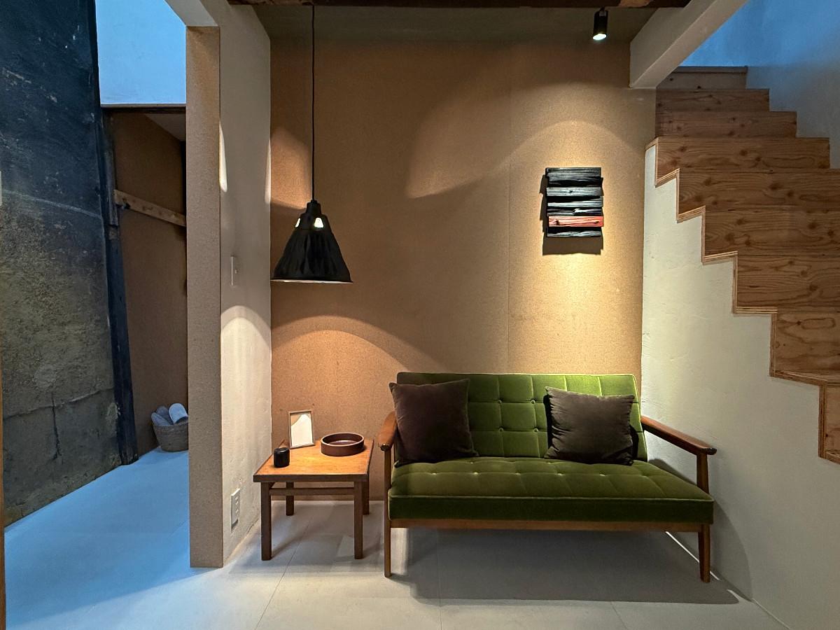 〒600-8141 京都府京都市下京区新日吉町１２４&minus;１０の賃貸物件/LDKのワンコーナー。アクセントに色を変えた壁、アートピース、低く抑えたペンダント。珈琲と読書が良く似合う