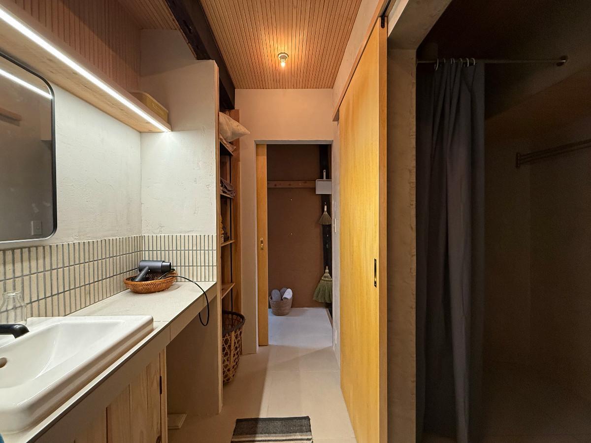 〒600-8141 京都府京都市下京区新日吉町１２４&minus;１０の賃貸物件/洗面スペース。コンパクトながら、細かな造作が施された空間は使い勝手がよさそう。右手にシャワーとトイレが位置しています