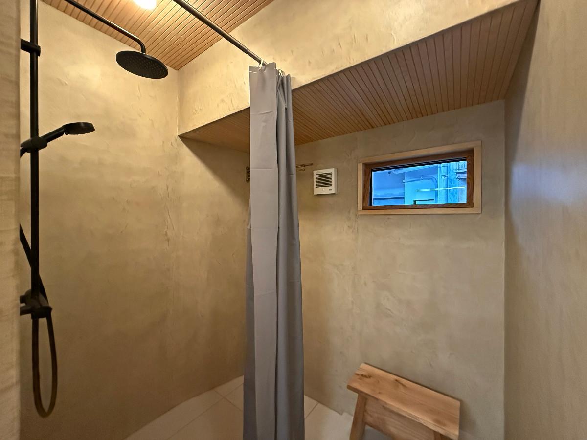 〒600-8141 京都府京都市下京区新日吉町１２４&minus;１０の賃貸物件/シャワールーム。潔くバスタブは無し。近所の銭湯で浸かりましょう。左官とタイルでクールに仕上げています