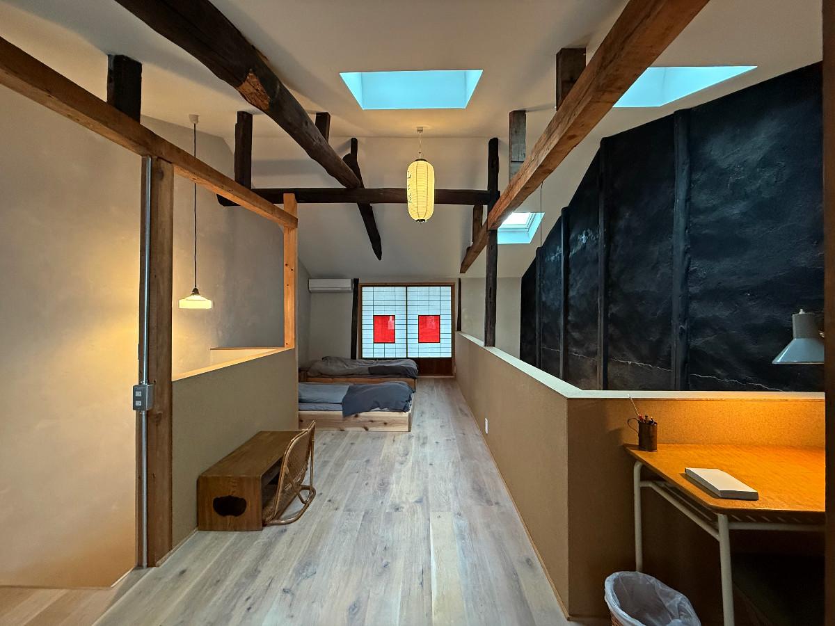 〒600-8141 京都府京都市下京区新日吉町１２４&minus;１０の賃貸物件/2階全景。2階は吹き抜けも含めワンルーム。書斎とベッドルームが両端に位置しています