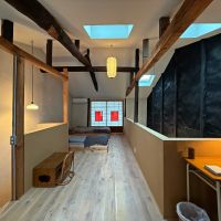 〒600-8141 京都府京都市下京区新日吉町１２４&minus;１０の賃貸物件/2階全景。2階は吹き抜けも含めワンルーム。書斎とベッドルームが両端に位置しています