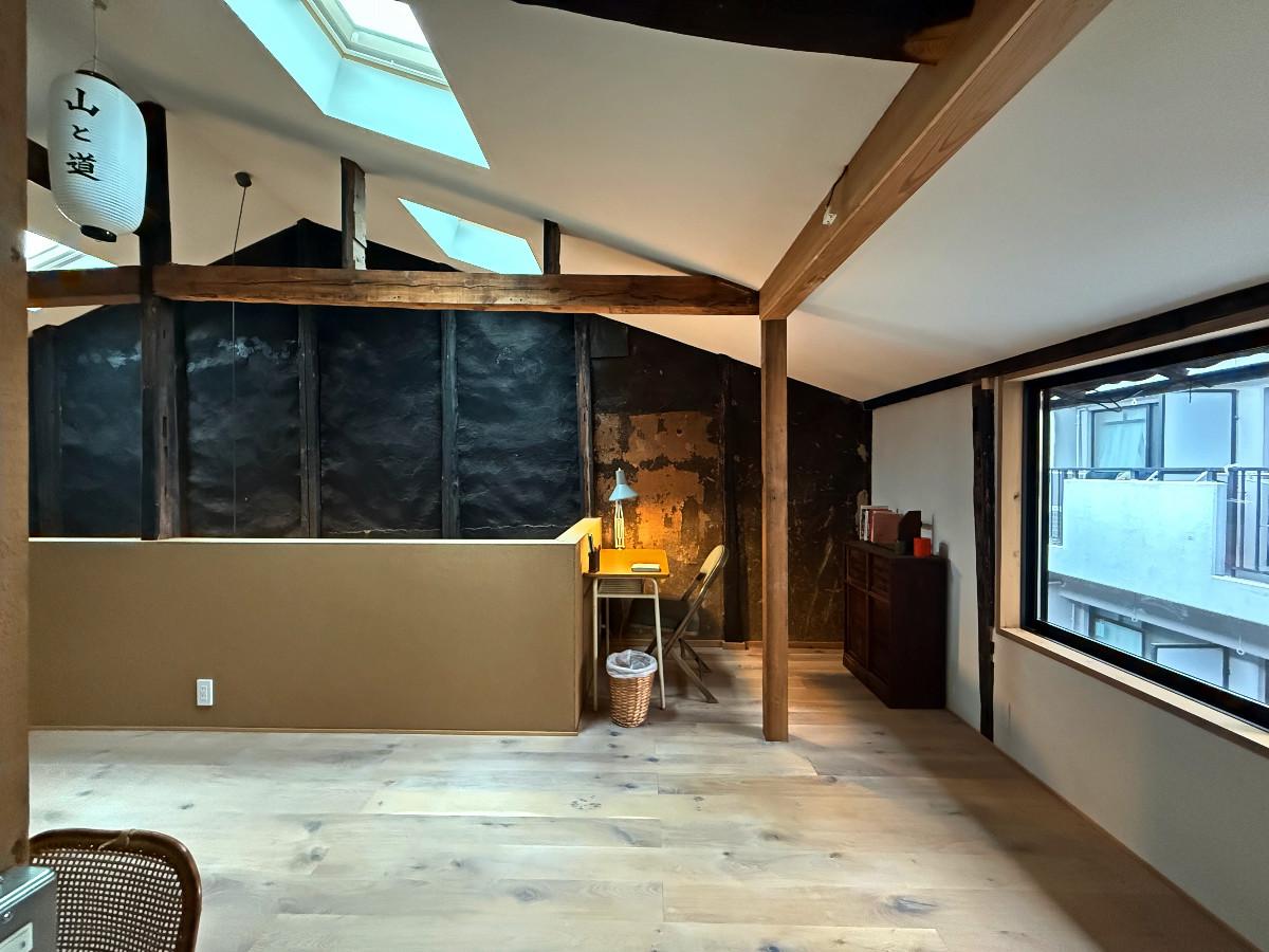 〒600-8141 京都府京都市下京区新日吉町１２４&minus;１０の賃貸物件/2階吹き抜けに面した書斎コーナー。広いワンルームの2階の片隅、小さなスペースにおさまった空間が、とても居心地良さそう