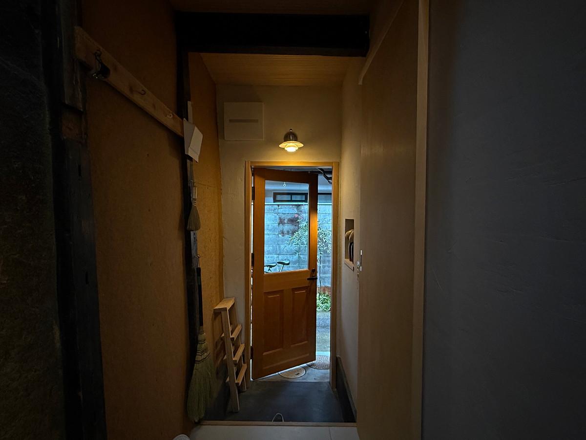 〒600-8141 京都府京都市下京区新日吉町１２４&minus;１０の賃貸物件/玄関を室内から望む。室内側にも玄関灯を設けることで、出るときも不思議なお帰り感