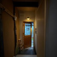 〒600-8141 京都府京都市下京区新日吉町１２４&minus;１０の賃貸物件/玄関を室内から望む。室内側にも玄関灯を設けることで、出るときも不思議なお帰り感