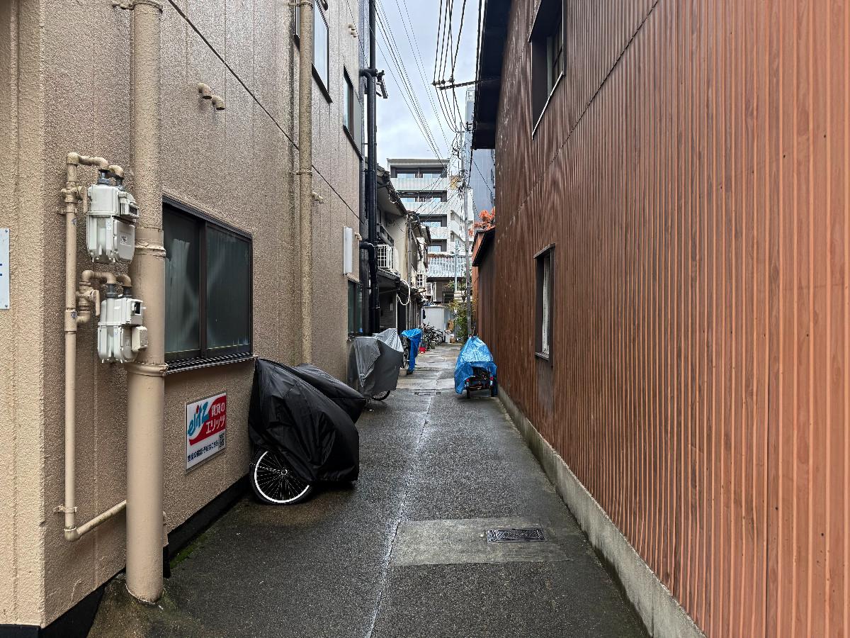 〒600-8141 京都府京都市下京区新日吉町１２４&minus;１０の賃貸物件/位置するのは高瀬川沿いの建物の間の路地奥の奥