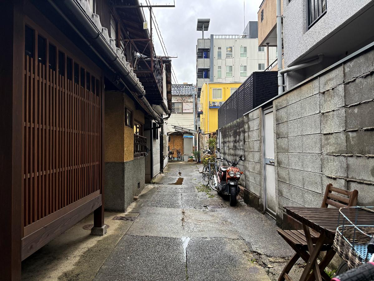 〒600-8141 京都府京都市下京区新日吉町１２４&minus;１０の賃貸物件/路地を入って曲がったさらに路地奥にあります。なのでとても静か