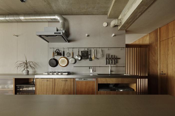 京都市左京区北白川追分町1-4の売買物件/造作のキッチンは4口ガスコンロ（photo by来田猛氏）