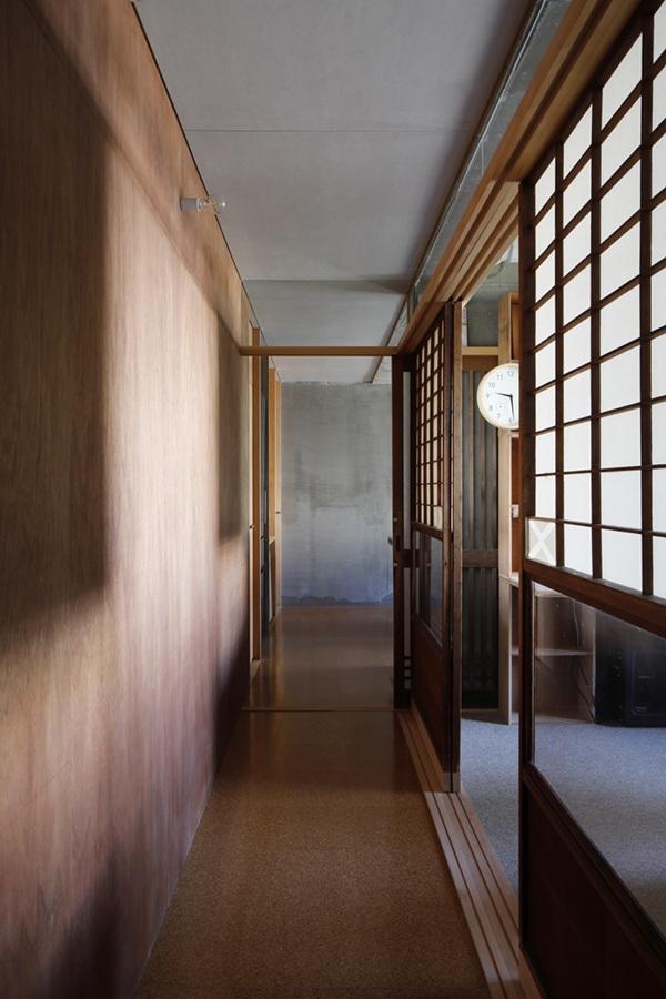 京都市左京区北白川追分町1-4の売買物件/正面がダイニングで、右手の雪見障子がワークスペース（photo by来田猛氏）