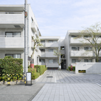 京都市左京区北白川追分町1-4の売買物件/周辺は京都大学敷地内の緑と低層住宅に囲まれている（photo by来田猛氏）